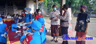 Kabag Ops Pimpin Langsung Giat Pengamanan Vaksin Massal di Desa Bedulu Gianyar