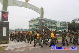 Tingkatkan Imunitas Prajurit Korem 045/Gaya, Danrem Bersama Anggota Tracking ke Bukit Kejora