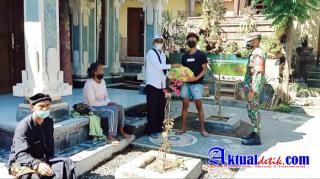 Anggota Jajaran Kodim Bangli Serahkan Bantuan Sembako Kepada Warga Terdampak Covid-19