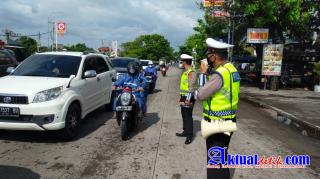 Satlantas Polres Gianyar Himbau Masyarakat Taat Prokes di Simpang Masceti By Pass I B Mantra