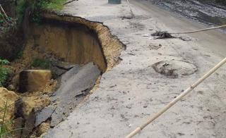 Bencana Akhir Tahun Mengancam, Jalan Longsor di Rohil