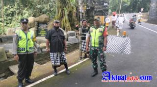Babinsa Desa Wongaya Gede Amankan Giat Upacara Pujawali di Pura Luhur Batukau