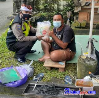 Prioritaskan Masyarakat Terdampak dan Kurang Mampu, Polsek Ubud Bagikan Paket Sembako