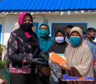 Hj Misnarni Syamsuar Kunjungi Warga, Berikan Bantuan Beras, Masker, Dan Sembako