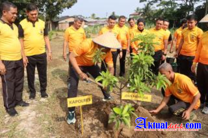 Kapolres Binjai Pimpin Olahraga Bersama Tanam 100 Pohon Alpukat Untuk Dukung Kelestarian Lingkungan