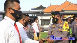 Kapolres Klungkung Berikan Penghargaan terhadap 13 Personel Yang Berprestasi