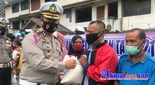 Ops Keselamatan Seulawah 2021, Ditlantas Polda Aceh Bagi Sembako Untuk Pedagang Kurang Mampu