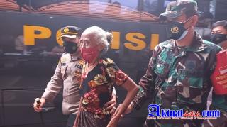 Polres Gianyar Antar Jemput Lansia Untuk Melaksanakan Vaksin