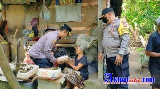 Sasar Kaum Lansia, Kapolsek Ubud Pimpin Giat Pembagian Paket Sembako dari PT. Kutus -Kutus