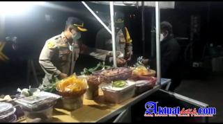 Sebelum Minta Untuk Tutup Warung, Kapolsek Gianyar Beli Dagangan dan Berikan Bantuan Paket Sembako