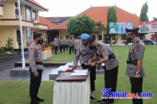 Diguyur Hujan Kapolres Buleleng Tetap Laksanakan Sertijab Dihalaman Apel Polres Buleleng