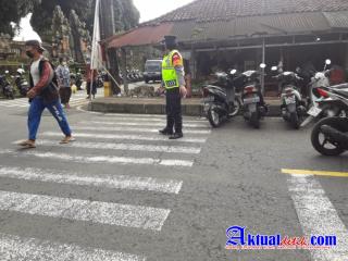 Atensi Pelayanan Masyarakat,Kapolsek Giat Pengaturan Lalu-lintas di Simpang Empat Pasar Tampaksiring