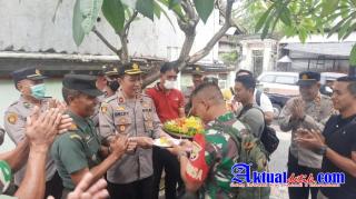 Surprise Kapolsek Sukawati Kepada Danramil1616-05/Sukawati di Hari TNI Ke-77