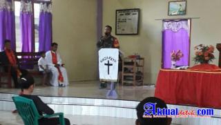 Menjaga Kerukunan Antar Umat Beragama, Babinsa Koramil 1509-01/Bacan Sambangi Gereja GMIH