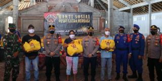 Alumni Akpol 93 Pesat Gatra Salurkan Paket Sembako Ke Warga Terdampak Pandemi Covid-19