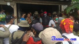 Proses Penyegelan Rumah Warga Cebolok Semarang Terjadi Bentrok Saling Dorong dengan Satpol PP
