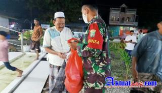 Personil KODIM 0103 ACEH UTARA Beserta Jajarannya Bagikan Masker Kepada Jamaah Salat Tarawih