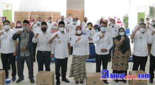 Didampingi Ketua TP PKK, Bupati Sergai Salurkan Bantuan Prokes di Jajaran Dinas Pendidikan