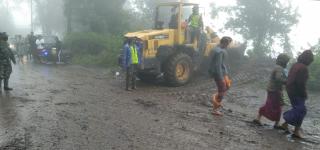 Kodim Bangli Bersama Instansi Terkait Bersihkan Longsor di Jalan Raya Sukawana