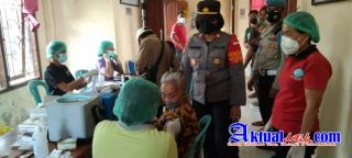 Pimpin Penjemputan, Kapolsek Tampaksiring Pantau Langsung Giat Vaksinasi Kaum Lansia