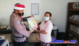 Babinkamtibmas Desa Lodtunduh Bagikan Sembako Dari Kementerian Sekretaris Negara RI