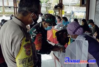 Antusias Warga Dalam Vaksinasi Lansia di Desa Belega, Dijemput dan Didampingi Anggota TNI-Polri