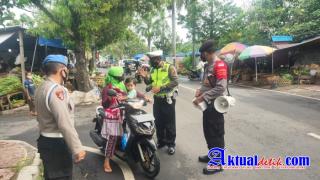 Himbauan Prokes Personil Polres Gianyar di Pasar Lama, Dalam Ops Patuh Agung 2021