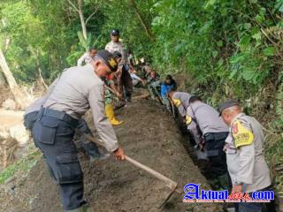 Kapolsek Gerokgak Gotong Royong Bersama Forkompimcam di Pura Belatungan