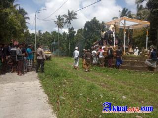 Implementasi Sipandu Beradat, Bhabinkamtibmas Pesaban dan Pecalang Amankan Giat Upacara Ngaben