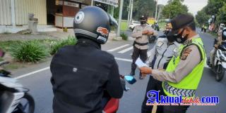 Mobilitas Masih Ramai, Petugas Gabungan Tak Henti Gelar Penyekatan di Simpang Tulikup
