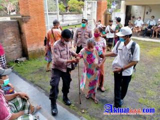 Kapolsek Tampaksiring Pimpin Penjemputan Kaum Lansia, Ikuti Vaksinasi di Wantilan Desa Pejeng Kelod 