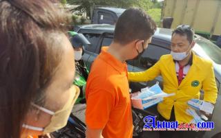 Kelompok 9 KBM Fakultas Hukum Unilak Bagikan Masker, Sanitizer, Dan Tempat Cuci Tangan