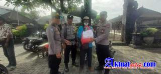 Polsek Densel Salurkan Bantuan Kemanusiaan Untuk Negeri Kepada Masyarakat di Kelurahan Renon