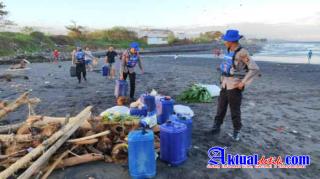Akibat Angin Kencang dan Gelombang Tinggi Kapal Boat Terbalik di Pantai Keramas