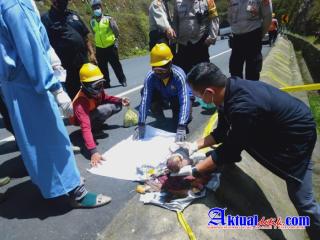 Terbungkus Tas Kain Warna Biru, Sesosok Bayi Ditemukan Meninggal di Dalam Got