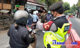 Polsek Sukawati Konsisten Dalam Melaksanakan Penyekatan di Masa PPKM Level 4