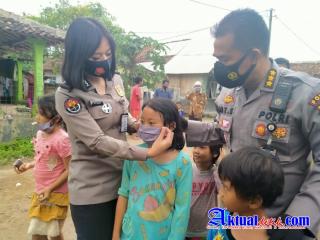 Polda Banten Bagikan Ratusan Masker Di Kampung Jemaka Kletak