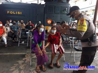 Polres Gianyar Kembali Jemput Lansia di Desa Bona Untuk Ikuti Vaksinasi