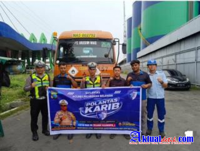 Polantas Karib Sat Lantas Polres Belawan Edukasi Pengemudi Truk Tangki Untuk Tertib Berlalu Lintas