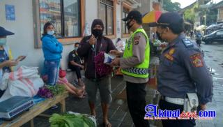Personil PPKM Level IV Pasar Ubud Gencarkan Operasi Yustisi Dan Pembagian Masker