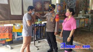 Adaptasi Kebiasaan Baru, Kapolsek Ubud Edukasi dan Bagikan Masker di Kampung Wisata Tegalantang