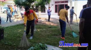 Bersempena HUT Bhayangkara ke-75 Kepolisian Sektor Ukui Lakukan Gotong Royong