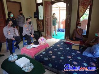 Alami Kecelakaan Saat Bertugas, Kapolres Karangasem Jenguk Bhabinkamtibmas Desa Buana Giri