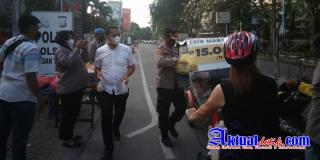 Kapolsek Medan Timur Beserta Jajaran, Bagi Takjil Diseputaran Kawasan Jalan