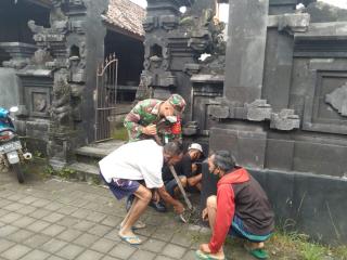 Kodim 1623/Karangasem Pasang Washtafel di Pura Paibon Pasek Batudawa