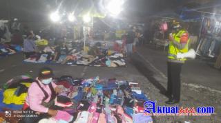 Tak Perduli Waktu, Minggu Malam Personil Ops Aman Nusa Beri Himbauan Prokes di Pasar Sukla