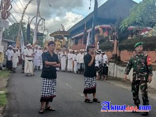 Sinergitas TNI-Polri dan Komponen Masyarakat Amankan Upacara Pujawali di Pura Bale Agung Adat Kukuh