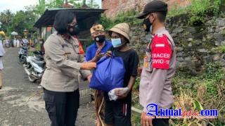 Wakapolres Klungkung Bagikan Paket Sembako Kepada Warga Yang Membutuhkan