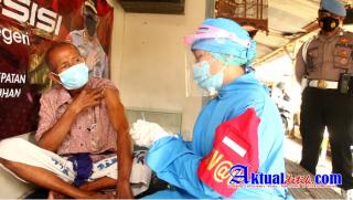 Vaksinator Polres Gianyar Datangi Rumah Warga Dukung Percepat Vaksinasi Covid-19