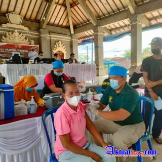 Sasar Masyarakat Padangbai, Vaksinator Polres Karangasem Terus Berupaya Tinggalkan Pandemi Ke Endemi